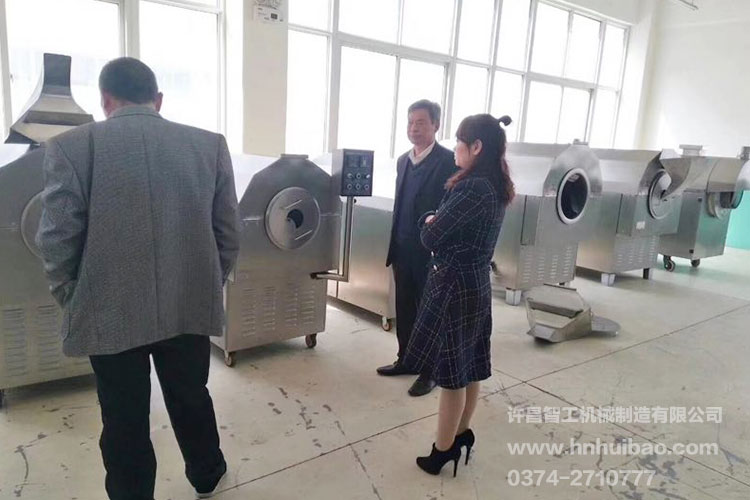 長葛客戶考察多功能炒貨機(jī).jpg