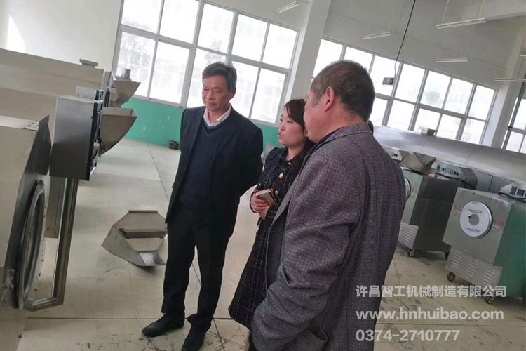 長葛客戶考察多功能炒貨機(jī)現(xiàn)場.jpg